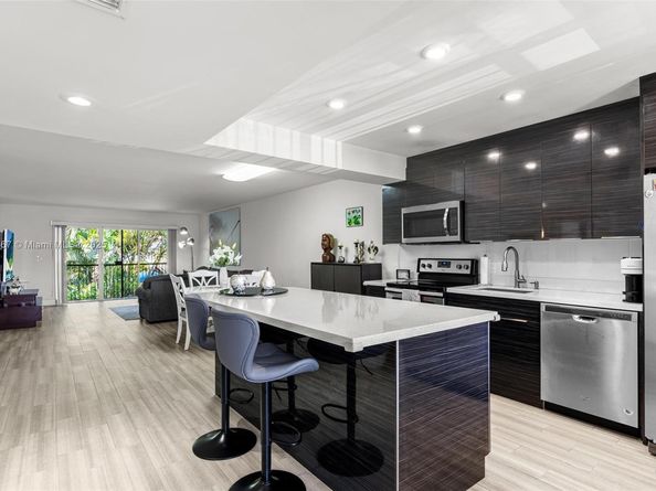 280 Racquet Club Rd 204, Weston FL 33326