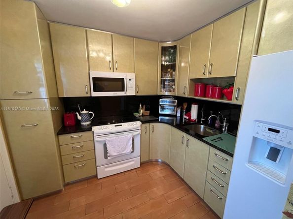 3551 NE 169th St 301, North Miami Beach FL 33160