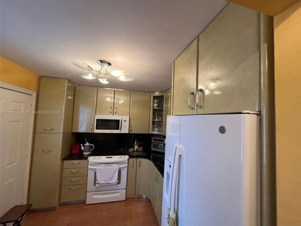 3551 NE 169th St 301, North Miami Beach FL 33160