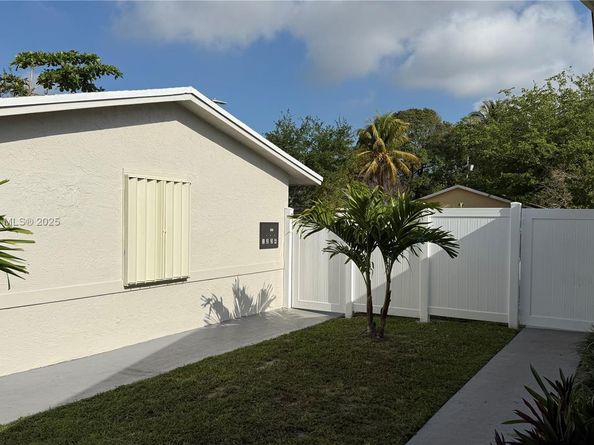 220 NW 12th St, Pompano Beach FL 33060