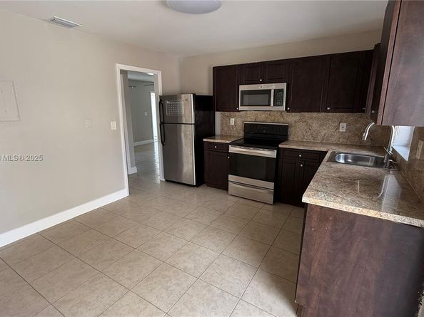 220 NW 12th St, Pompano Beach FL 33060