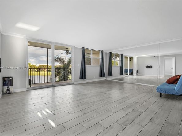 3300 W Rolling Hills Cir 307, Davie FL 33328
