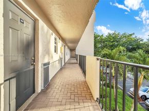 3300 W Rolling Hills Cir 307, Davie FL 33328