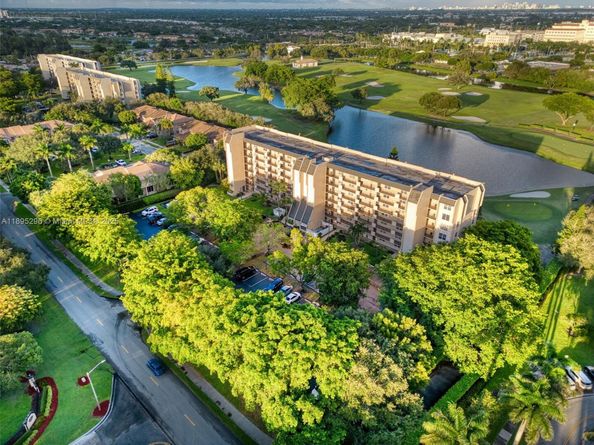 3300 W Rolling Hills Cir 307, Davie FL 33328