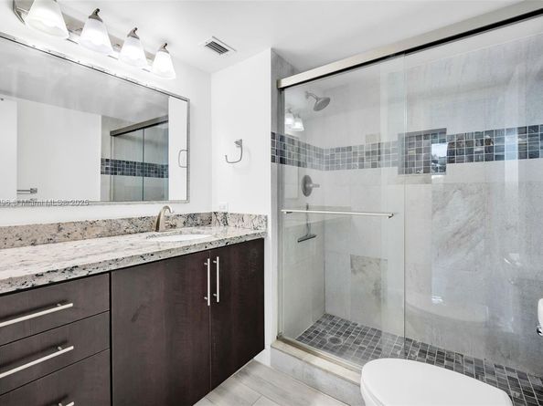 3300 W Rolling Hills Cir 307, Davie FL 33328