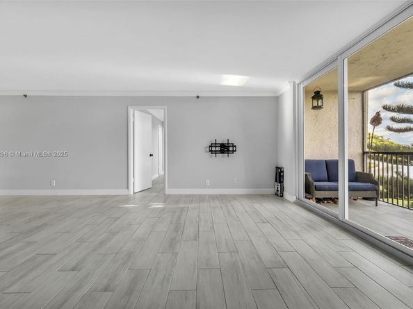 3300 W Rolling Hills Cir 307, Davie FL 33328