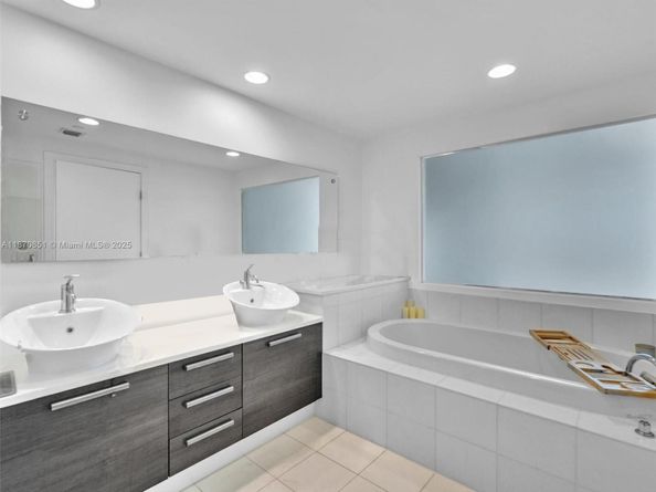 2950 NE 188th St 312, Aventura FL 33180