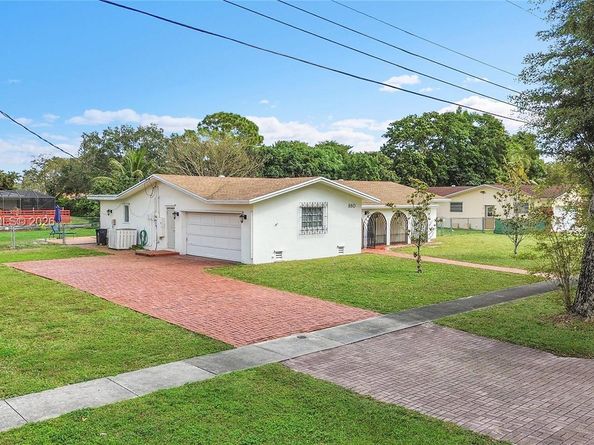 980 Renmar Dr, Plantation FL 33317