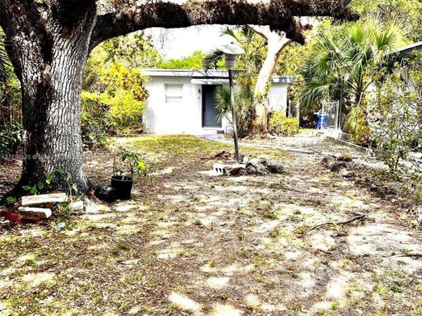2515 NW 52nd St, Miami FL 33142