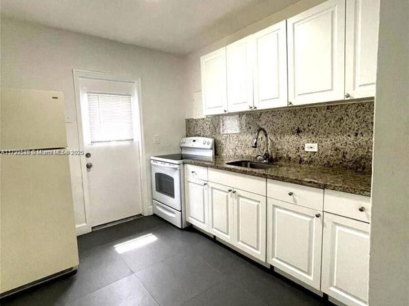 2515 NW 52nd St, Miami FL 33142