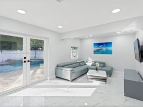 6820 SW 9th St, Pembroke Pines FL 33023