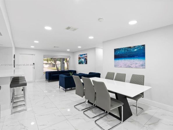 6820 SW 9th St, Pembroke Pines FL 33023