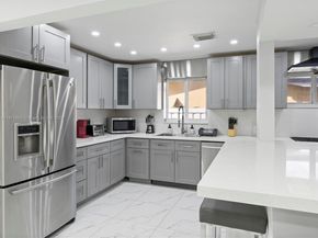 6820 SW 9th St, Pembroke Pines FL 33023