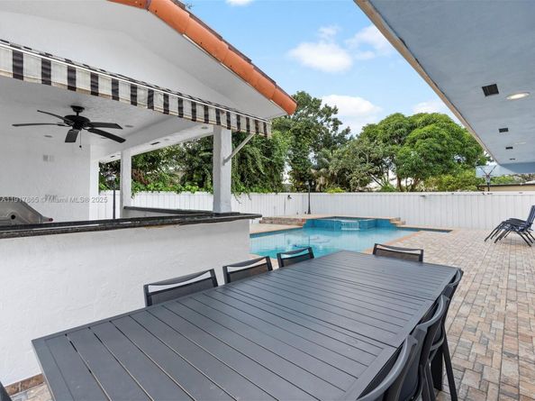 6820 SW 9th St, Pembroke Pines FL 33023