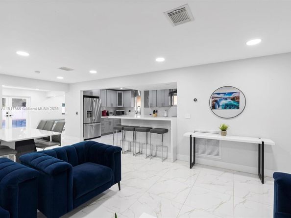 6820 SW 9th St, Pembroke Pines FL 33023