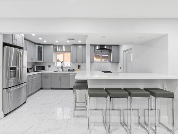 6820 SW 9th St, Pembroke Pines FL 33023