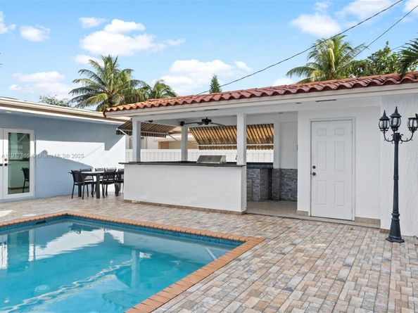 6820 SW 9th St, Pembroke Pines FL 33023