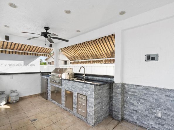 6820 SW 9th St, Pembroke Pines FL 33023