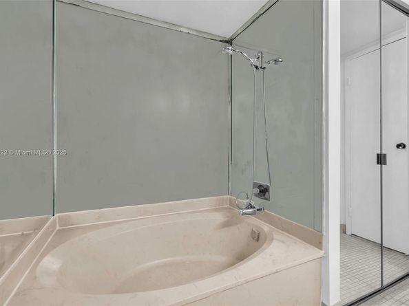 1000 Parkview Dr 229, Hallandale Beach FL 33009