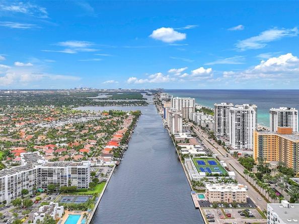 1000 Parkview Dr 229, Hallandale Beach FL 33009