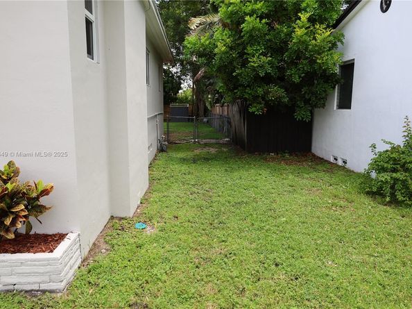 2446 Grant St, Hollywood FL 33020