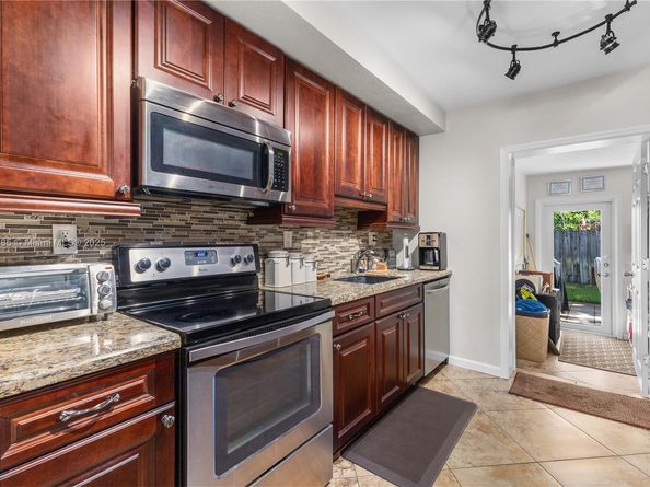 3960 NE 8th Ave, Oakland Park FL 33334