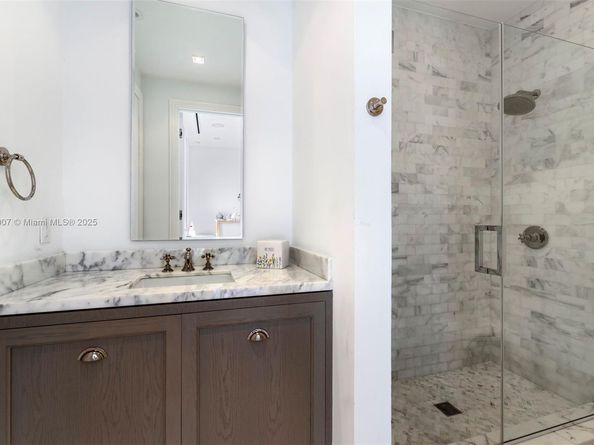 220 Cypress Dr, Key Biscayne FL 33149