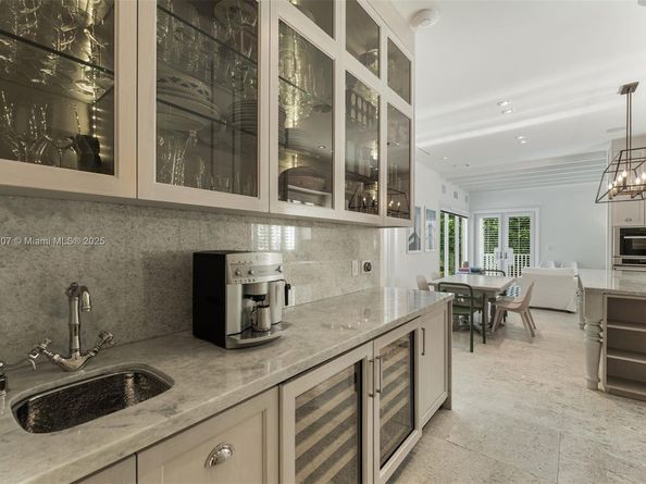 220 Cypress Dr, Key Biscayne FL 33149
