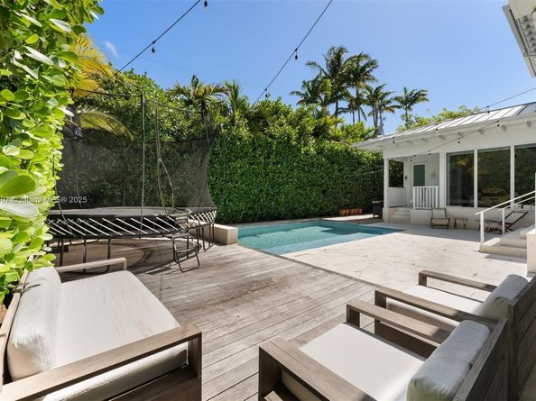 220 Cypress Dr, Key Biscayne FL 33149