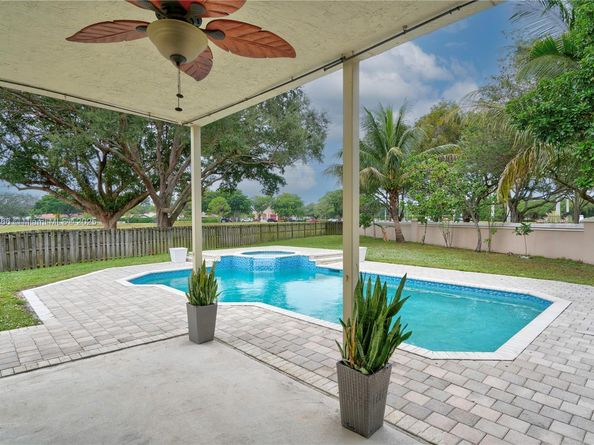 6777 NW 44th Ct, Coral Springs FL 33067