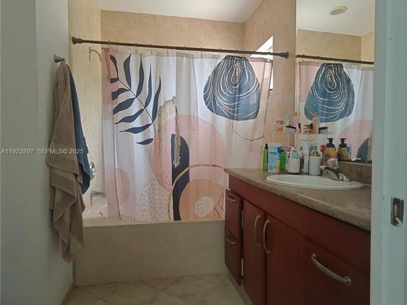 17847 NW 74th Path, Hialeah FL 33015