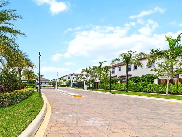 15927 SW 2nd Pl, Pembroke Pines FL 33027