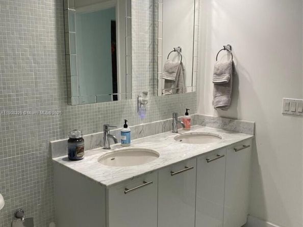 950 Brickell Bay Dr 2707, Miami FL 33131