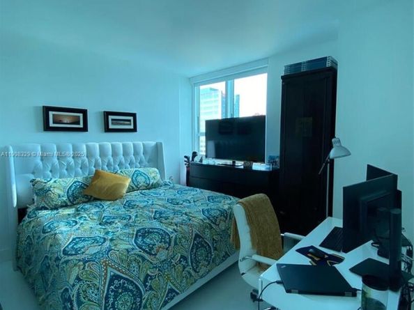 950 Brickell Bay Dr 2707, Miami FL 33131