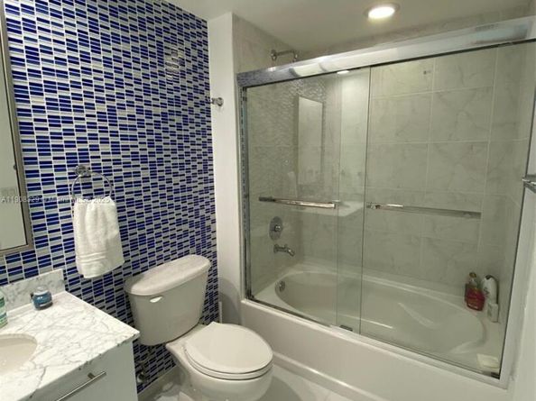 950 Brickell Bay Dr 2707, Miami FL 33131