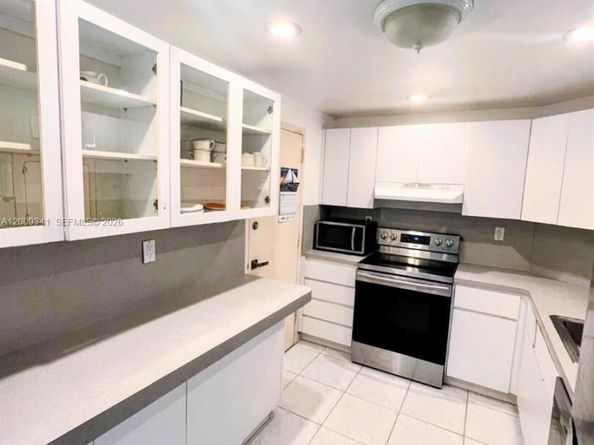 300 Bayview Dr 915, Sunny Isles Beach FL 33160