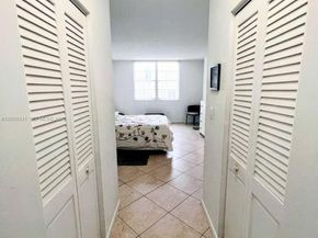 300 Bayview Dr 915, Sunny Isles Beach FL 33160