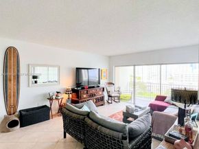 300 Bayview Dr 915, Sunny Isles Beach FL 33160