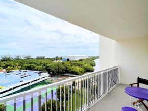 300 Bayview Dr 915, Sunny Isles Beach FL 33160