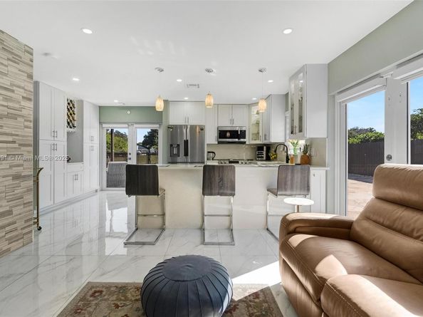 1521 SW 87th Ter, Pembroke Pines FL 33025