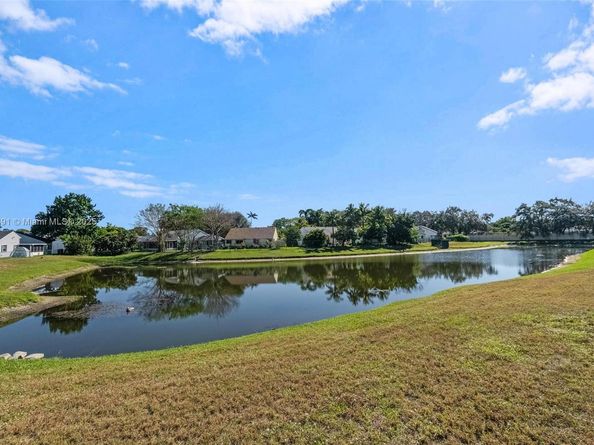 1521 SW 87th Ter, Pembroke Pines FL 33025