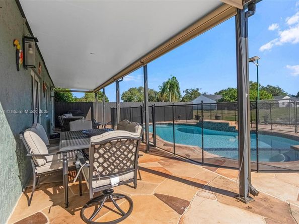 1521 SW 87th Ter, Pembroke Pines FL 33025