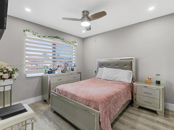 1521 SW 87th Ter, Pembroke Pines FL 33025