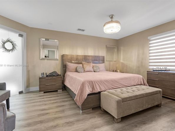 1521 SW 87th Ter, Pembroke Pines FL 33025