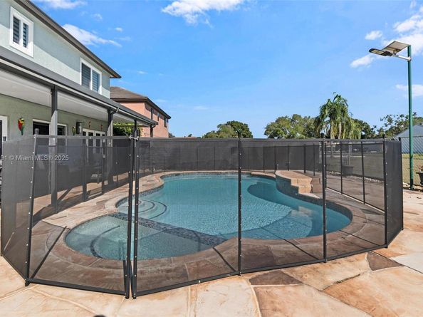 1521 SW 87th Ter, Pembroke Pines FL 33025