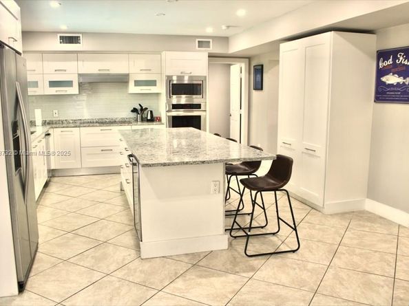 1301 NE 42nd St, Oakland Park FL 33334
