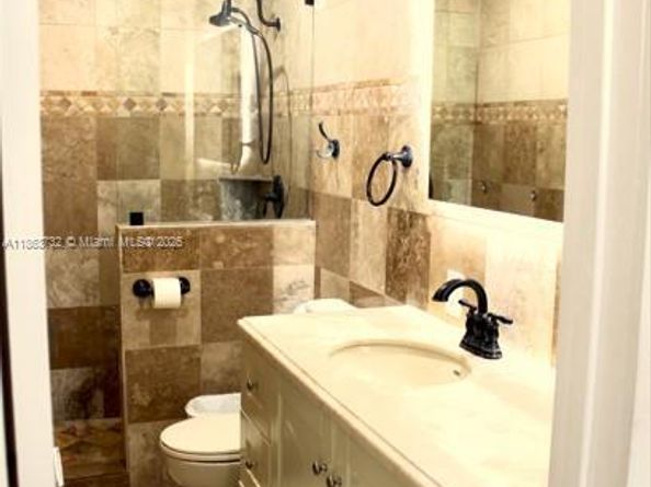 1301 NE 42nd St, Oakland Park FL 33334