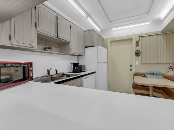 215 SE 3rd Ave 407B, Hallandale Beach FL 33009