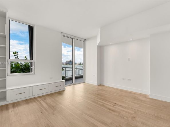 848 Brickell Key Dr 204, Miami FL 33131