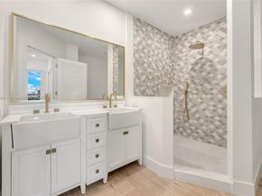 848 Brickell Key Dr 204, Miami FL 33131